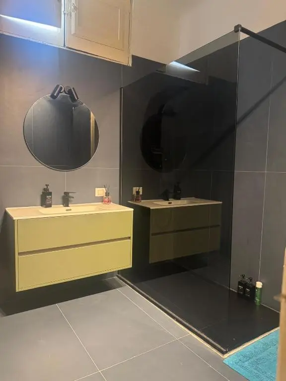 Bagno elegante e funzionale di Rudiae Palace Lecce